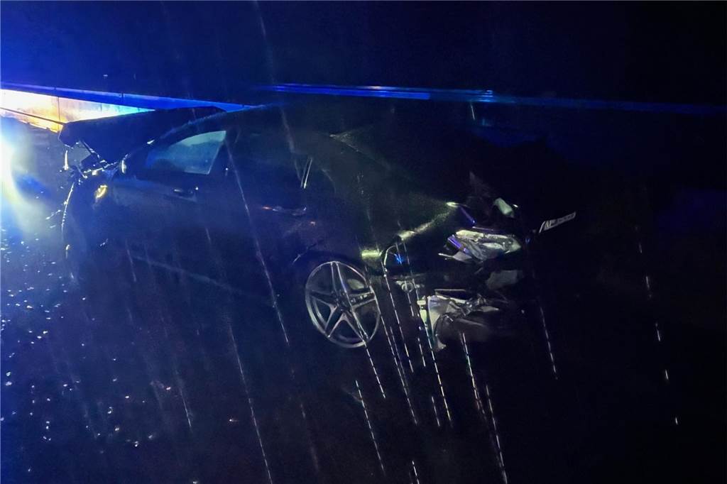 Schrottreifes Auto nach Unfall auf nasser A42 nach Platzregen Der Unfallwagen stand an der Leitplanke auf der A42. Es regnete heftig, als die Einsatzkräfte vor Ort ankamen.