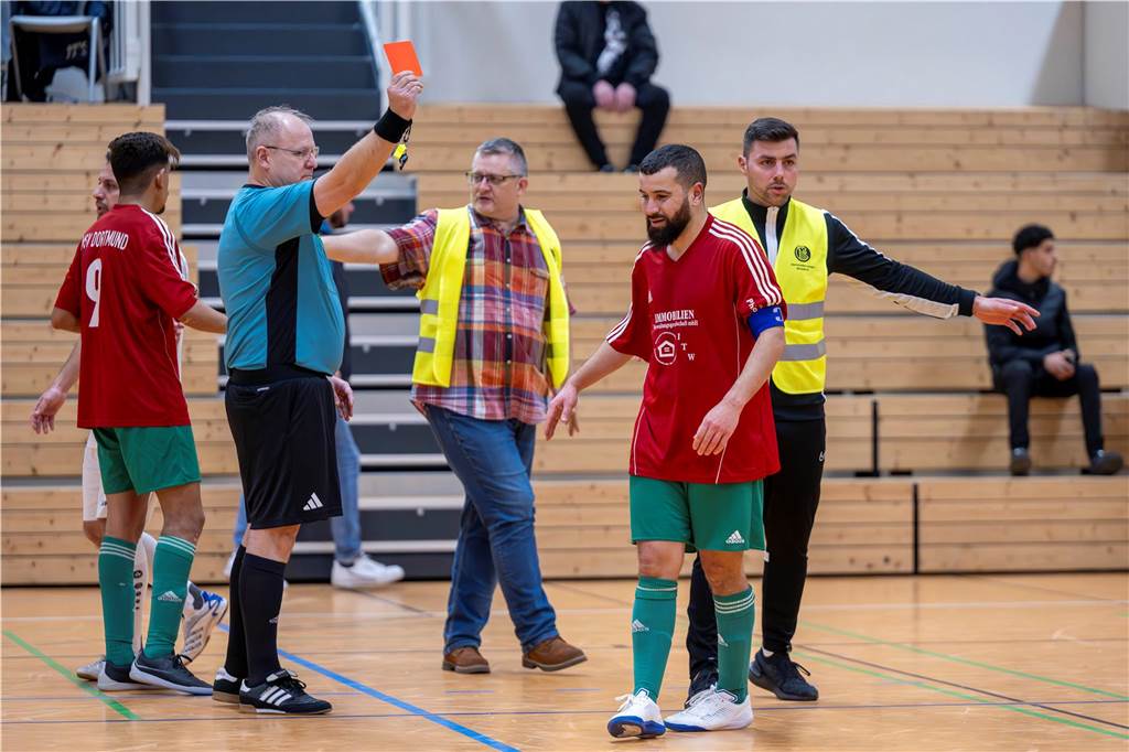 Würgegriff, Ohrpfeigen und Sensation in wilder Halle Brackel: C-Ligist eine Runde weiter Der Unparteiische verwies zwei Spieler mit einer Roten Karte des Feldes.