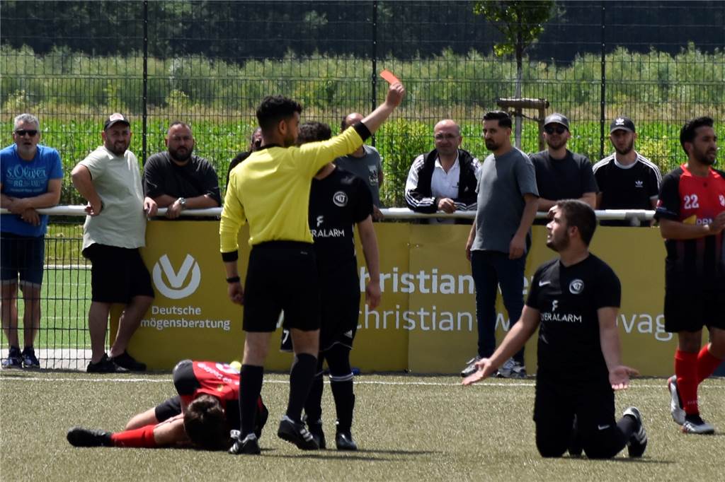 Sechs Gegentore und zwei Rote Karte: TIU Rünthe verliert Relegationsspiel – Hoffnung bleibt Der Unparteiische zeig in Folge des Foulspiels von Kemal Akbulut selbigen die Rote Karte. Dieser versteht die Welt nicht mehr.
