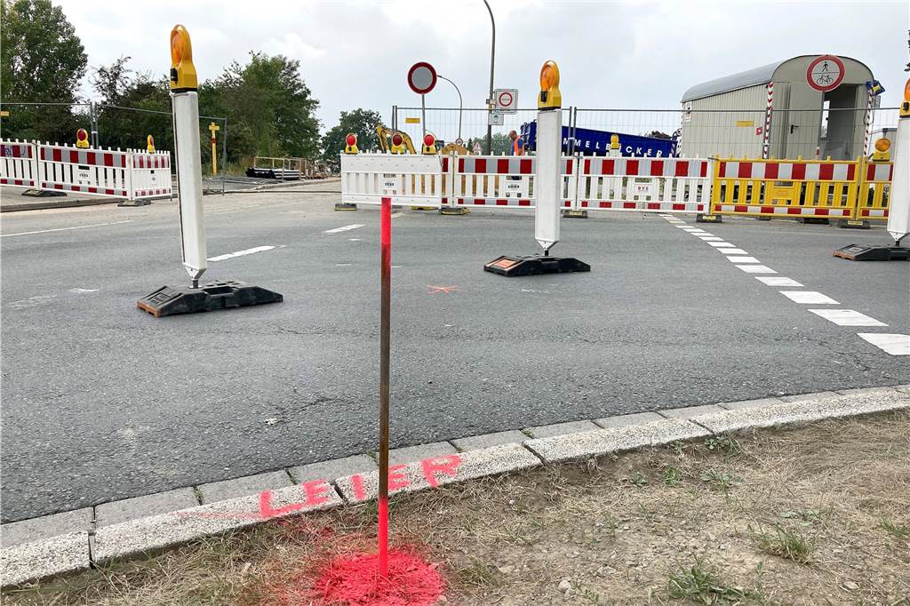 Der unscheinbare rote Eisenstab im Boden markiert die Stelle: Hier ist der Mittelpunkt des 50 Meter tiefen alten Bergbauschachts, der neben der B236-Abfahrt Dortmund-Schüren entdeckt worden ist.