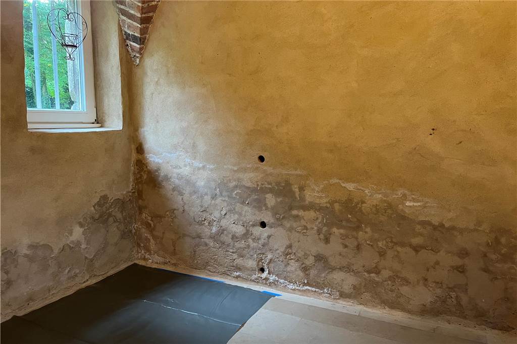 Restaurierung der Kapelle im Schloss Sythen beginnt Wand in der Kapelle Sythen