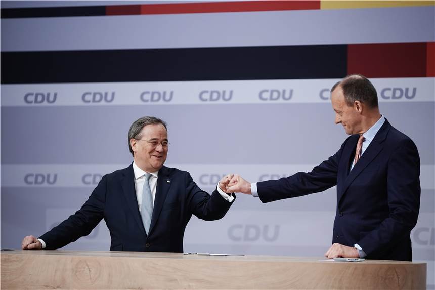 Armin Laschet zum neuen CDU-Vorsitzenden gewählt Der unterlegene Friedrich Merz (r) gratuliert Armin Laschet zur Wahl als Parteivorsitzender beim digitalen Bundesparteitag der CDU. Die Kandidaten hielten ihre Reden im Studio.