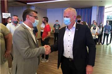 Der unterlegene Günter Wewers gratuliert dem neuen Bürgermeister zum Wahlsieg.