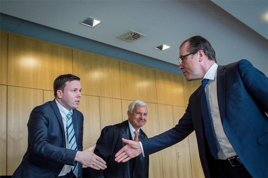 Tönnies vor Gericht: Unversöhnlicher Familienstreit Der Unternehmer Clemens Tönnies (r.) und sein Neffe Robert geben sich am 9. März 2015 im Oberlandesgericht in Hamm die Hand.