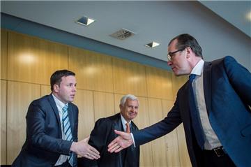 Der Unternehmer Clemens Tönnies (r.) und sein Neffe Robert geben sich am 9. März 2015 im Oberlandesgericht in Hamm die Hand.