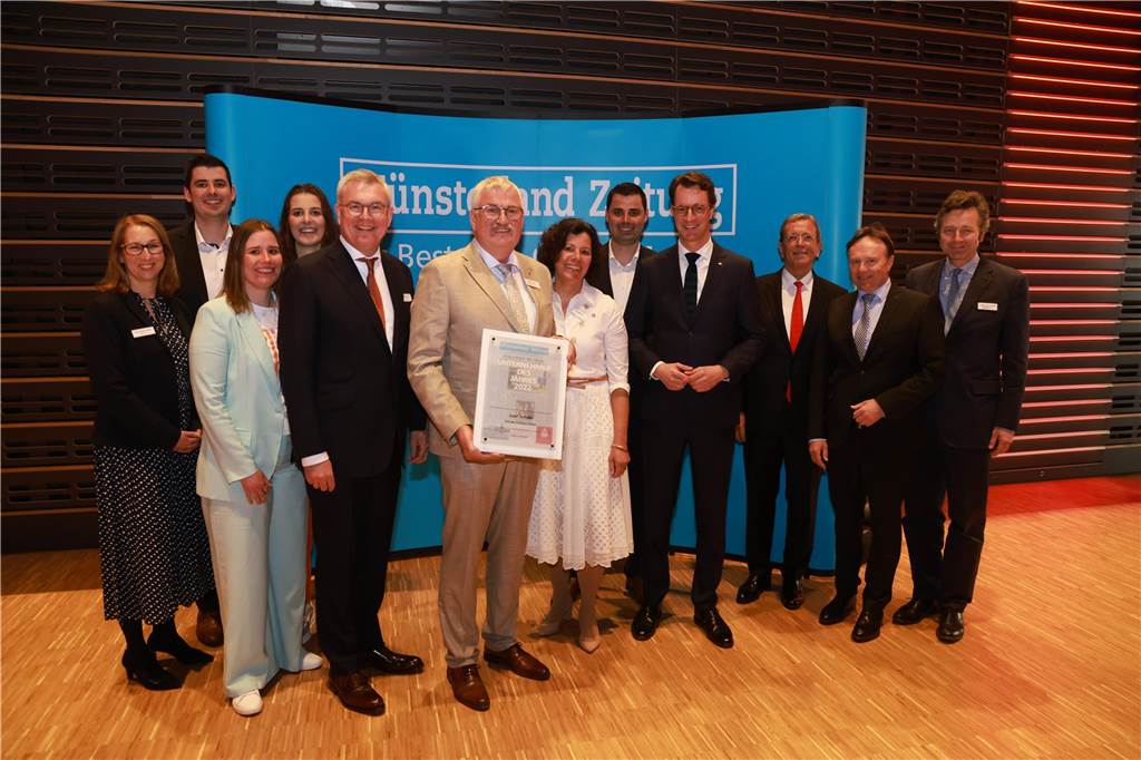Der Unternehmer des Jahres 2022 Josef Terhalle im Kreis seiner Familie sowie mit NRW-Ministerpräsident Hendrik Wüst, Vertretern der Sparkasse Westmünsterland, Landrat Dr. Kai Zwicker und Lambert Lensing-Wolff (r.), Verleger der Münsterland Zeitung.