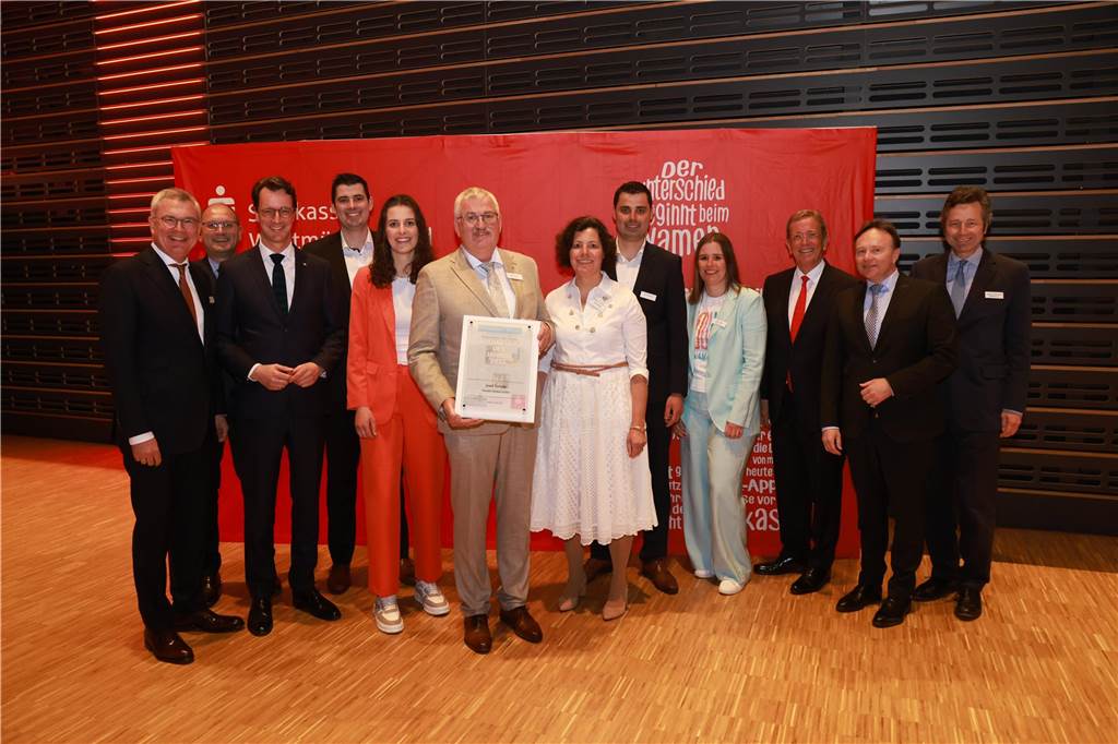 Der Unternehmer des Jahres 2022 Josef Terhalle im Kreis seiner Familie sowie mit NRW-Ministerpräsident Hendrik Wüst, Vertretern der Sparkasse Westmünsterland, Landrat Dr. Kai Zwicker und Lambert Lensing-Wolff (r.), Verleger der Münsterland Zeitung.
