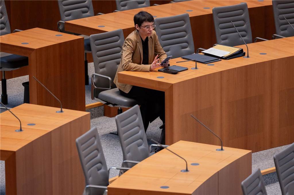 Drei Monate nach Terroranschlag in Solingen: Landtag NRW beschließt Untersuchungs-Ausschuss Josefine Paul sitzt im Plenum des Landtags an einem Tisch und schaut in ihr Handy.