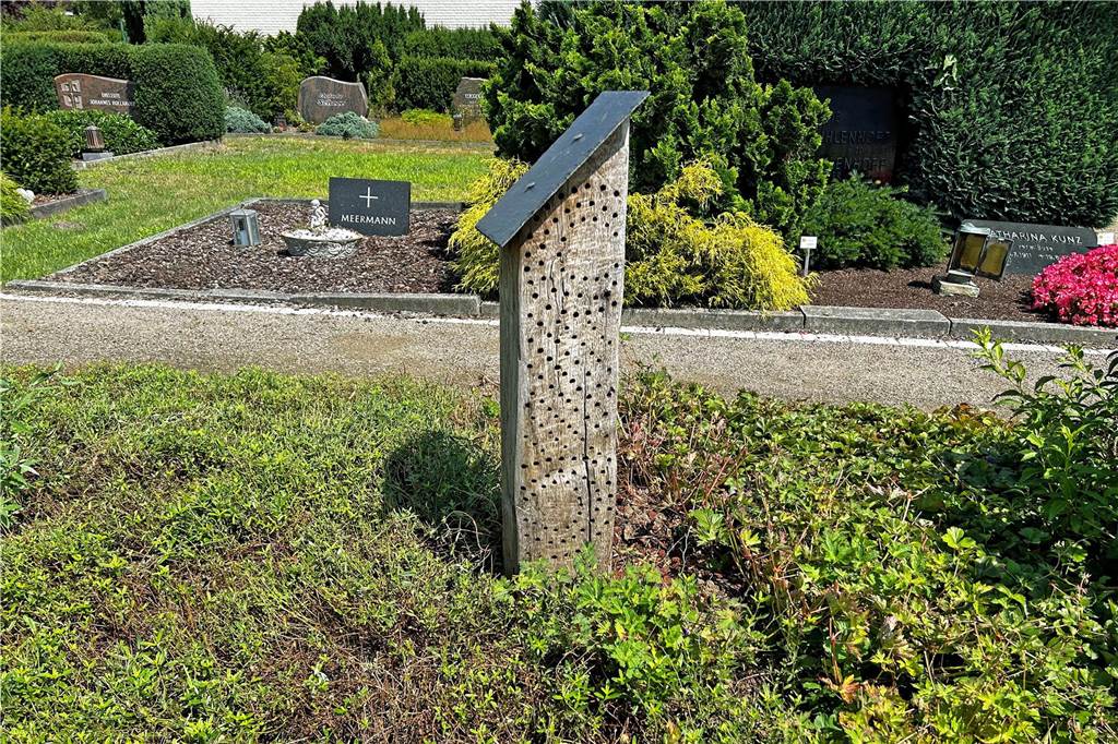„Der Friedhof lebt“: Der biodiverse Urnengarten in Lünen Der Urnengarten ist insektenfreundlich, auf jedem der drei Felder steht ein Insektenhotel.