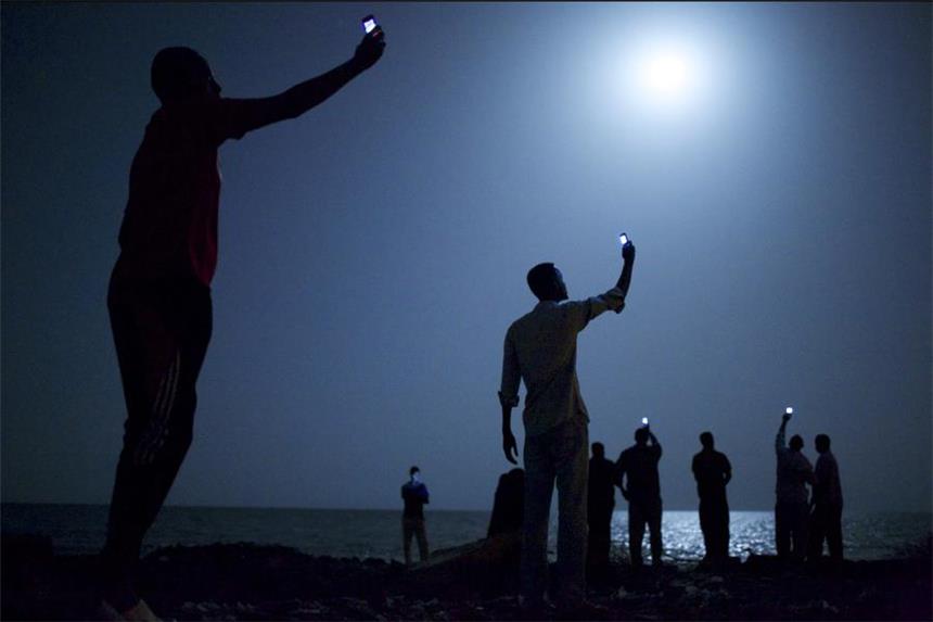 Der US-Amerikaner John Stanmeyer fing dieses Bild von afrikanischen Flüchtlingen in Djibouti ein. Sie versuchen, mit ihren Handys Empfang aus dem benachbarten Somalia zu bekommen, um ihre Verwandten zu erreichen. Djibouti ist ein bekannter Transit-Punkt für Flüchtlinge, die aus Ostafrika nach Europa wollen. Das Bild ist zum Welt-Presse-Foto 2013 gekürt worden.