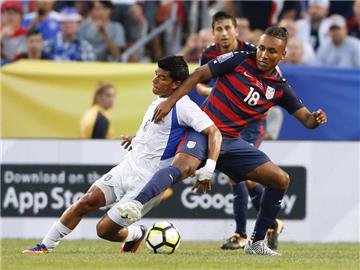Der US-Amerikaner Juan Agudelo (r) im Zweikampf mit Marlon Lopez aus Nicaragua. Foto: Ron Schwane