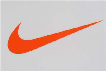 Der US-amerikanische Sportartikelhersteller Nike will offenbar die Gehälter seiner Mitarbeiter erhöhen. Foto: Patrick Seeger