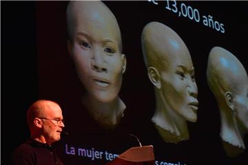 Der US-Anthropologe James Chatters stellt bei einer Pressekonferenz die Rekonstruktion des Gesichts von „Naia“ vor. Foto: INAH