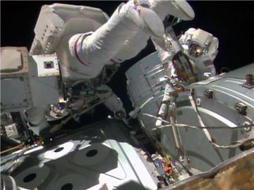 Der US-Astronaut Reid Wiseman (l) und sein Landsmann Barry Wilmore arbeiten an der ISS. Foto: NASA TV