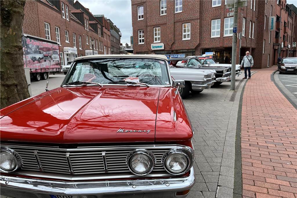 Erlebnistag zeigt: Mobilität ist mehr als Fahrrad und Auto Ein roter Oldtimer in der Ahauser Innenstadt
