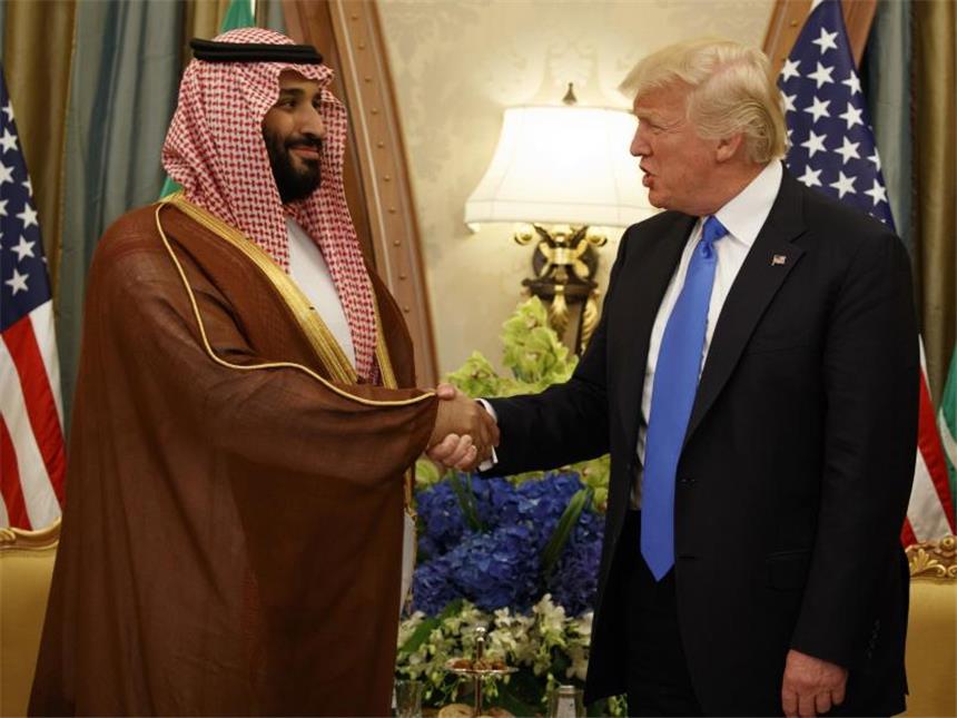 Trump sucht Anti-Terror-Allianz mit Muslimen Der US-Präsident wird vom stellvertretenden saudi-arabischen Kronprinz und Verteidigungsminister Mohammed bin Salman begrüßt. Beide Länder habne sich auf ein Waffengeschäft mit einem Volumen über 110 Milliarden Dollar geeinigt. Foto: Evan Vucci