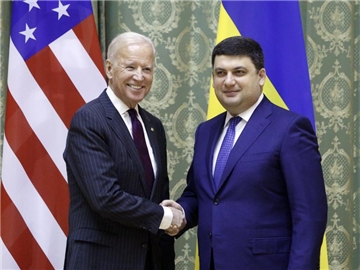 Der US-Vizepräsident Joe Biden sprach mit dem ukrainischen Regierungschef Wladimir Groisman in Kiew. Foto: Sergei Chuzavkov