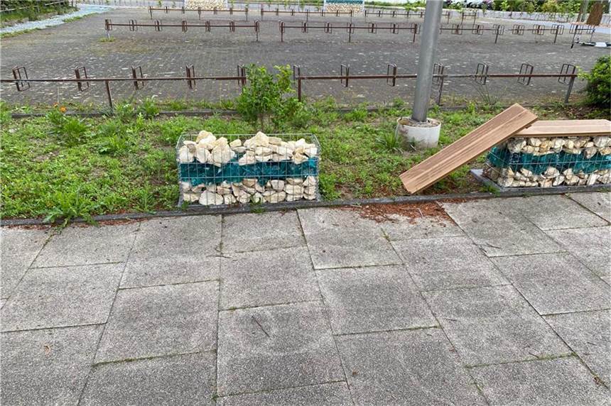 Ehrenamtliche sauer: Unbekannte demolieren Bank am Freibad Sythen Der Vandalismus hat die Ehrenamtlichen im Freibadverein Sythen sehr geärgert.