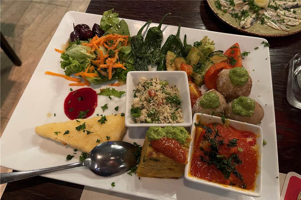 Auf der Jagd nach kleinen Köstlichkeiten – Tapasbar „Chuzo“ im Check Der vegetarische Tapasteller hat uns nicht überzeugt. Ihn kann man lieber durch einzelne Tapas ersetzen.