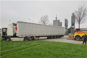 Der Vennekenweg in Raesfeld war aufgrund eines festgefahrenen Lkws blockiert – Spezial-Abschlepper sorgte für schnelle Hilfe
