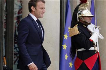 „Der Verantwortliche, der einzige Verantwortliche, das bin ich und ich allein“, sagt Emmanuel Macron. Foto: Francois Mori/AP