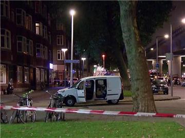 Der verdächtige Kleinlaster in der Nähe des Veranstaltungsortes in Rotterdam. Foto: Uncredited/RTL