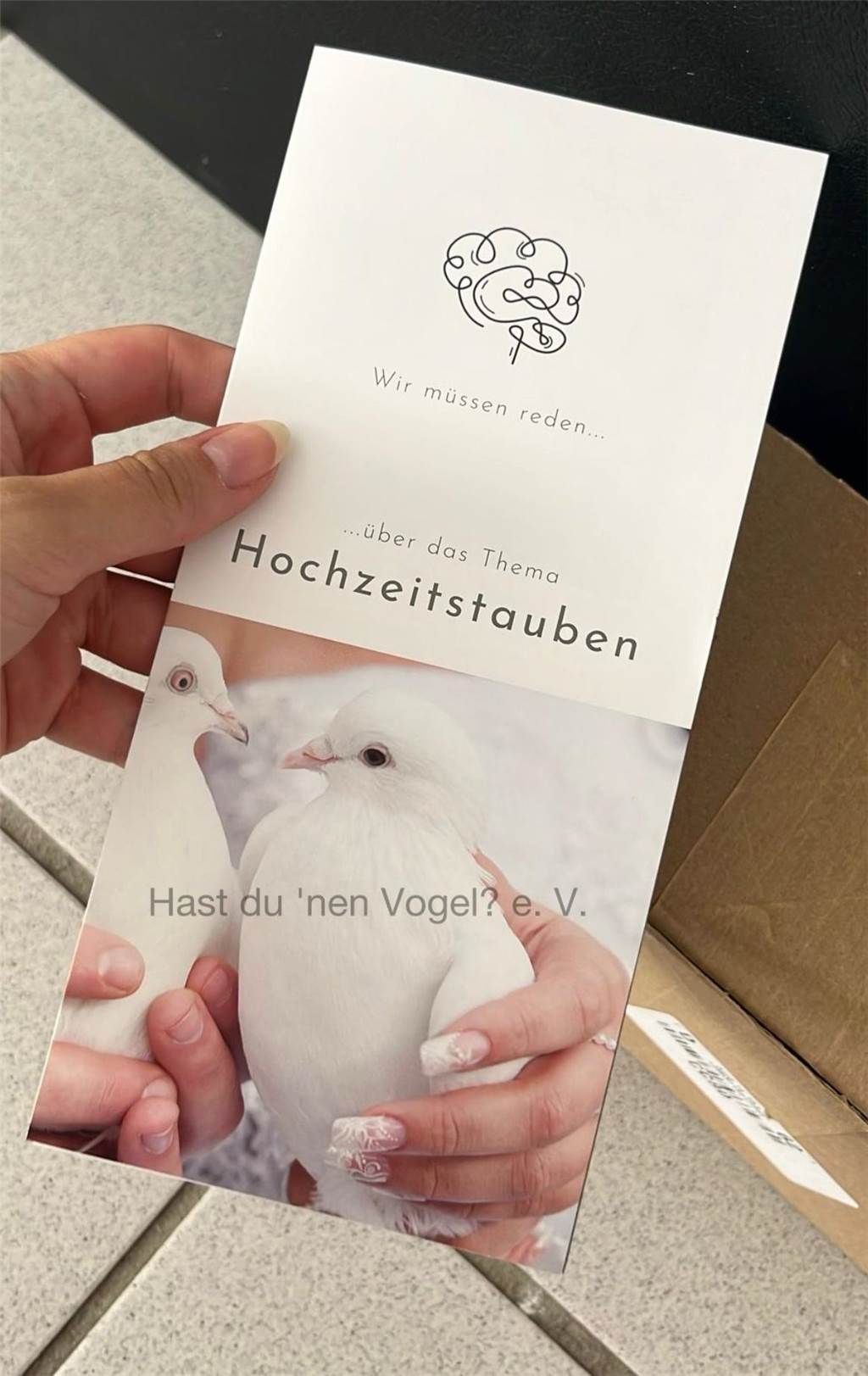 Der Verein "Hast du ´nen Vogel e.V." hat Flyer entworfen, um über die Gefahren für Hochzeitstauben aufzuklären.