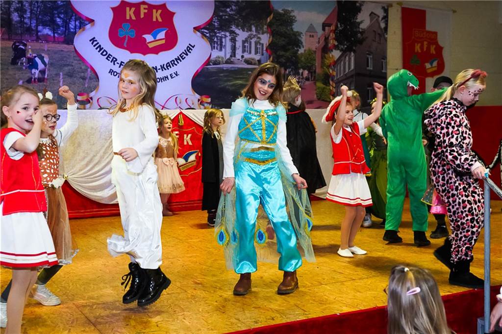 Nach turbulenter Session: KFK blickt voraus im Jubiläumsjahr Kinder auf der Bühne beim Kinderbüttnachmittag