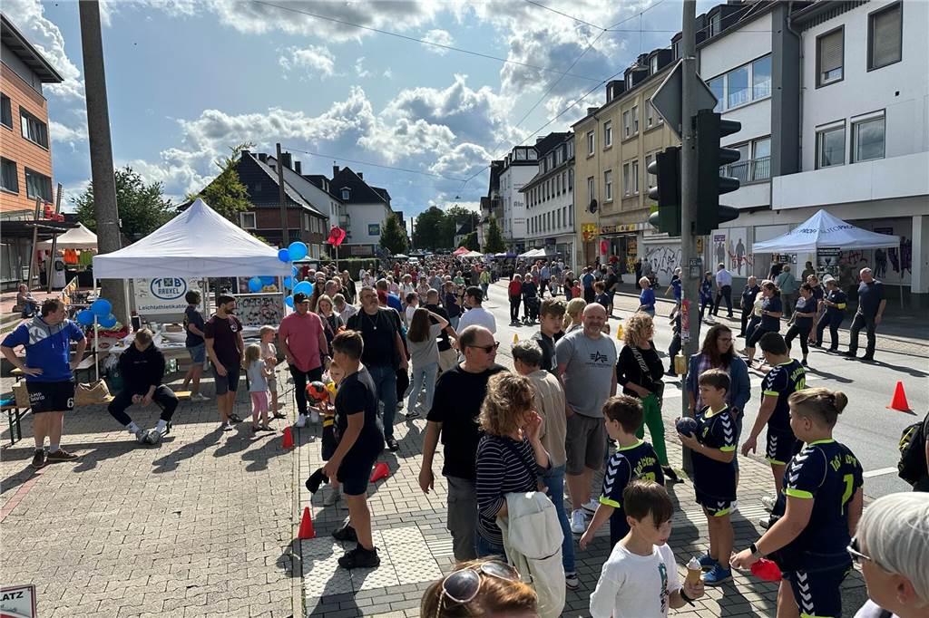 Marc Frese zu zehn Jahre „Mein Ickern“: Bei guten Wetter tummeln sich viele Menschen auf dem Familienfest in Ickern.