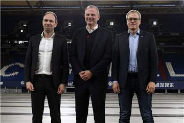 Der Verein wird zum Spielball der Spekulationen: Schalkes Vorstand (v. l.) Alexander Jobst (Marketing, Kommunikation), Jochen Schneider (Sport) und Peter Peters (Finanzen).