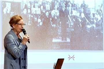Der Verein „Zweitzeugen“ setzt sich dafür ein, dass die Geschichten der „Erstzeugen“, wie Holocaust-Überlebende Eva Weyl, die mehrfach an der Realschule zu Gast war, nicht verloren gehen.