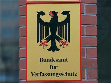Der Verfassungsschutz rüstet für die Überwachung der Kommunikation von Terroristen und Extremisten im Internet auf. Foto: Peer Grimm