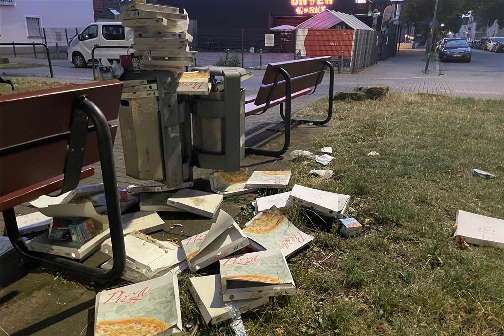 Grüninsel am Phoenix-Center fast täglich durch Pizza-Kartons zugemüllt Massive Vermüllung auf Grünfläche