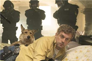 Der verkaterte Franz Eberhofer (Sebastian Bezzel) und sein Hund Ludwig werden unsanft vom SEK geweckt. Foto: Constantin Film/Bernd Schuller/ARD Degeto/BR