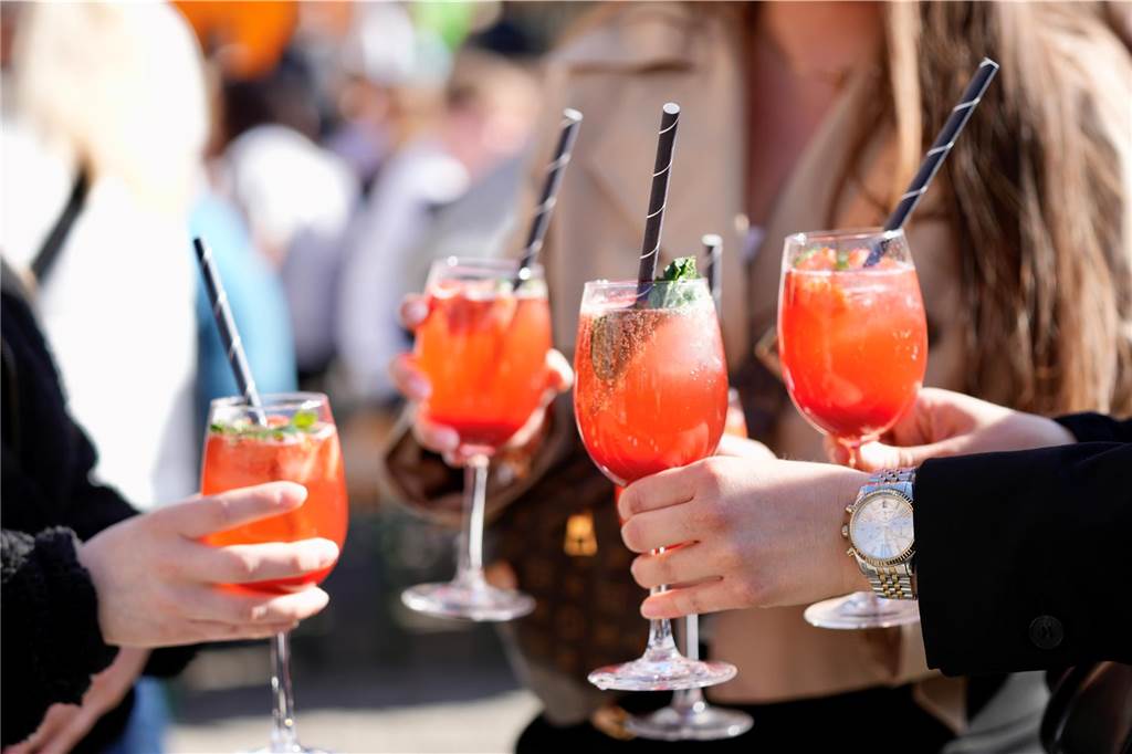 Wein-Trend auf dem Wochenmarkt macht Händlern Probleme Besucherinnen des Wochenmarkts in Dortmund stoßen mit Gläsern an.