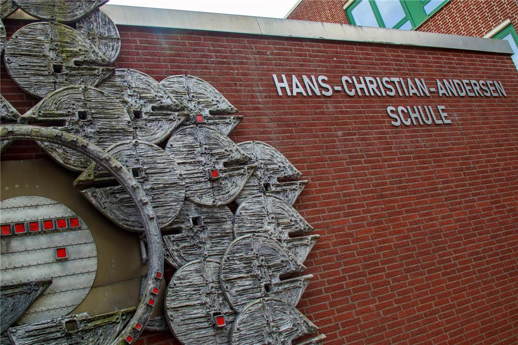 HCA-Verkauf und Rechnung von Straßen.NRW bestimmen Haushaltsberatung Der Verkauf der HSC-Schule an den Kreis Borken hatte die Verwaltung im Entwurf des Haushaltsplans schon mit 2 Millionen Euro taxiert. CDU und WSO plädierten in der Beratung aber dafür, die Summe nicht vor dem endgültigen Ratsbeschluss über den Verkauf einzustellen.