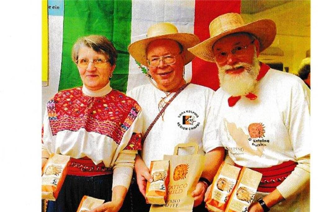 Der Verkauf und Vertrieb von fair gehandeltem Kaffee war ein Herzensprojekt von Richard Süper (Mitte).