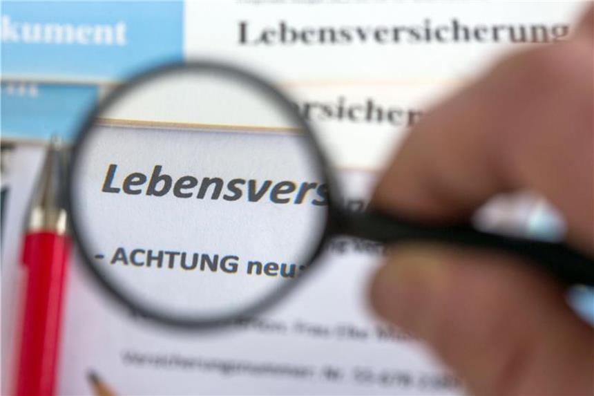 Lebensversicherungen: Interne Abwicklung oder Verkauf? Der Verkauf von Lebensversicherungen an Abwickler sorgt für Kritik. Foto: Jens Büttner/Illustration