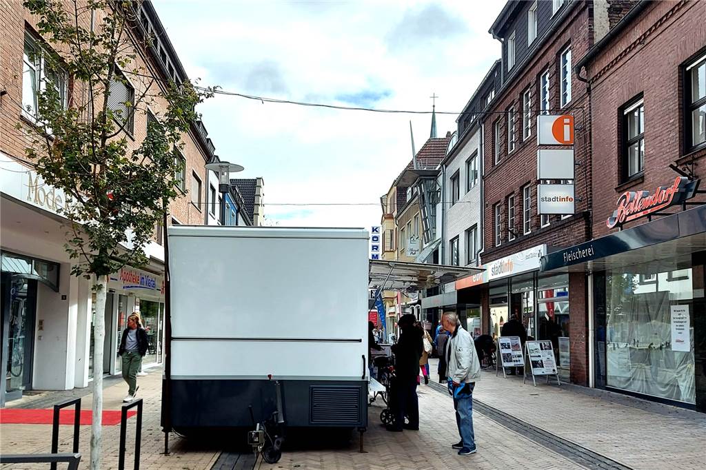 Ärger über verdeckten Laden: Ingeborg Peters fühlt sich benachteiligt Der Verkaufswagen der Metzgerei Bellendorf verdeckt das Modehaus Peters auf der gegenüberliegenden Straßenseite.