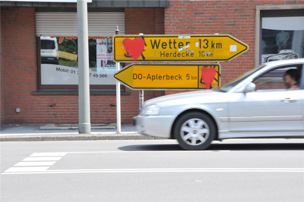 Höchsten: Das teure Einkaufsparadies mit Natur-Anschluss Der Verkehr an der Kreuzung Wittbräucker Straße/Benninghofer Straße/Höchstener Straße ist ein Dauerthema für viele Höchstener.