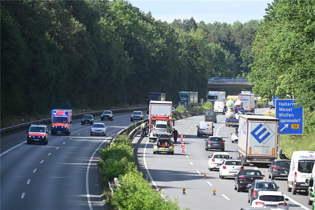 Der Verkehr auf der A 43 wurde rechts an der Unfallstelle vorbeigeleitet.