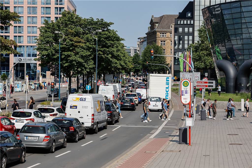 Was die Künstliche Intelligenz „Chat GPT“ an Dortmund mag Stau auf dem Wall in Dortmund