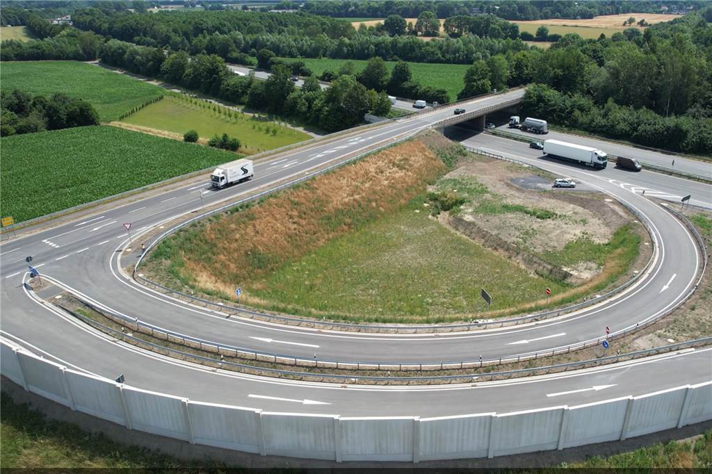 Lünen-Süd statt Dortmund-Lanstrop: Komplette Anschlussstelle für A2 Der Verkehr kann seit Donnerstag (30. 6.2022) über einen Vollanschluss rollen. Künftig heißt die A2-Anschlussstelle Lünen-Süd und nicht mehr Dortmund-Lanstrop.