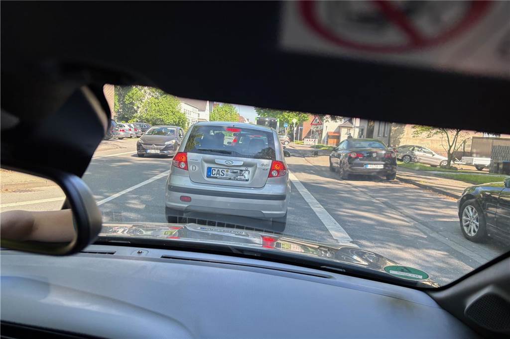 Auto kollidiert mit Ampel: War das der Grund für die Staus am Mittwoch? Ein Auto steht auf der Bahnhofstraße im Stau.