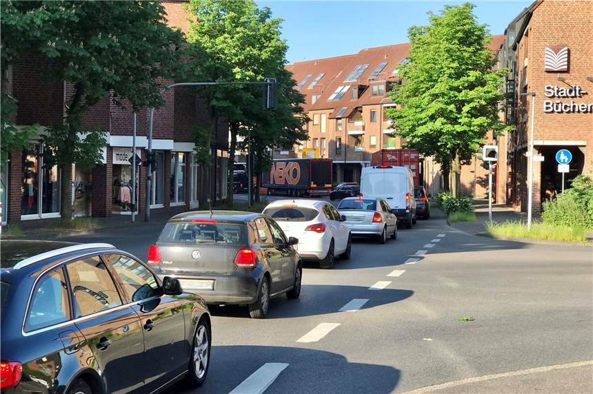 Stau auf der A43 sorgte für viel Verkehr auf Halterns Straßen Der Verkehr staute sich in Halterns Innenstadt - hier die Lavesumer Straße.