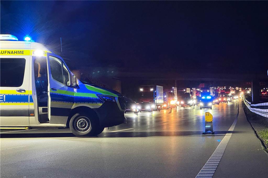 Ein Polizeifahrzeug steht quer auf der nächtlichen Autobahn. 
