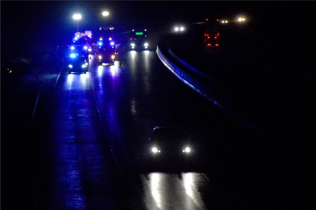 A31: Ochtruper (47) überschlägt sich, Auto löst automatisch Notruf aus Der Verkehr wurde während der Rettungsarbeiten vorsichtig an der Unfallstelle vorbeigeführt. Das Auto hatte allerdings abseits der Fahrbahn in einem Graben gelegen.