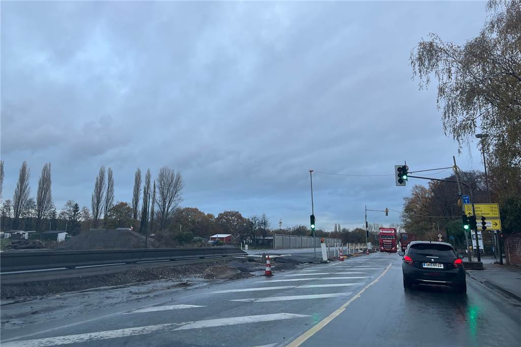 Änderung an B54-Baustelle: Verkehr darf wieder rechts auf B236 abbiegen Der Verkehr zwischen Datteln-Hamm-Kanal und Kupferstraße verläuft weiterhin auf der alten Fahrbahn.