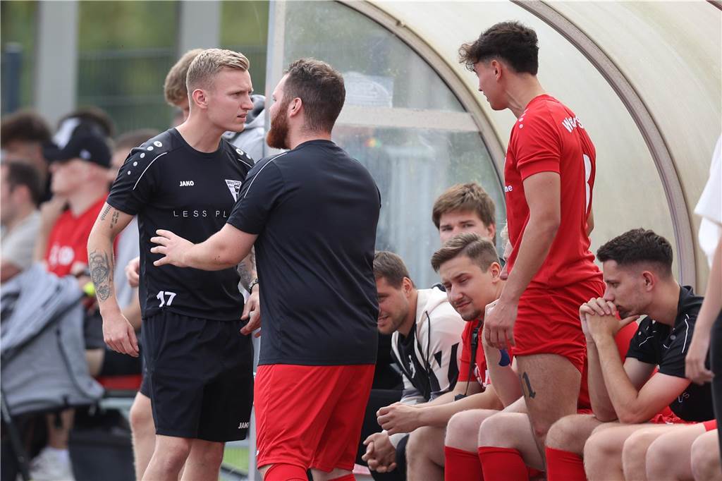 FC Nordkirchen II schießt Werner SC II ab: Acht Tore, zwei Doppelpacker und ein Dreierpack Der verletzte Kapitän Julien Brehorst (l.) sah eine klare Niederlage seiner Mannschaft, was scheinbar für Unmut sorgte.