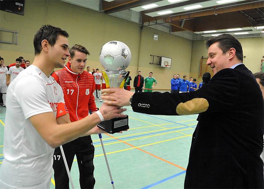 SuS Merklinde stellt gelungenes Turnier auf die Beine Der verletzte Marc Meyer (Mitte) begleitete seinen Kapitän Dennis Dannemann auf Krücken zur Siegerehrung. Hier bekam die SG Castrop den Hallenstadmeister-Pokal von Bürgermeister Rajko Kravanja (SPD) überreicht. Meyer steuerte bis zu seiner Knieverletzung insgesamt acht Treffer zum Castroper Triumph bei.